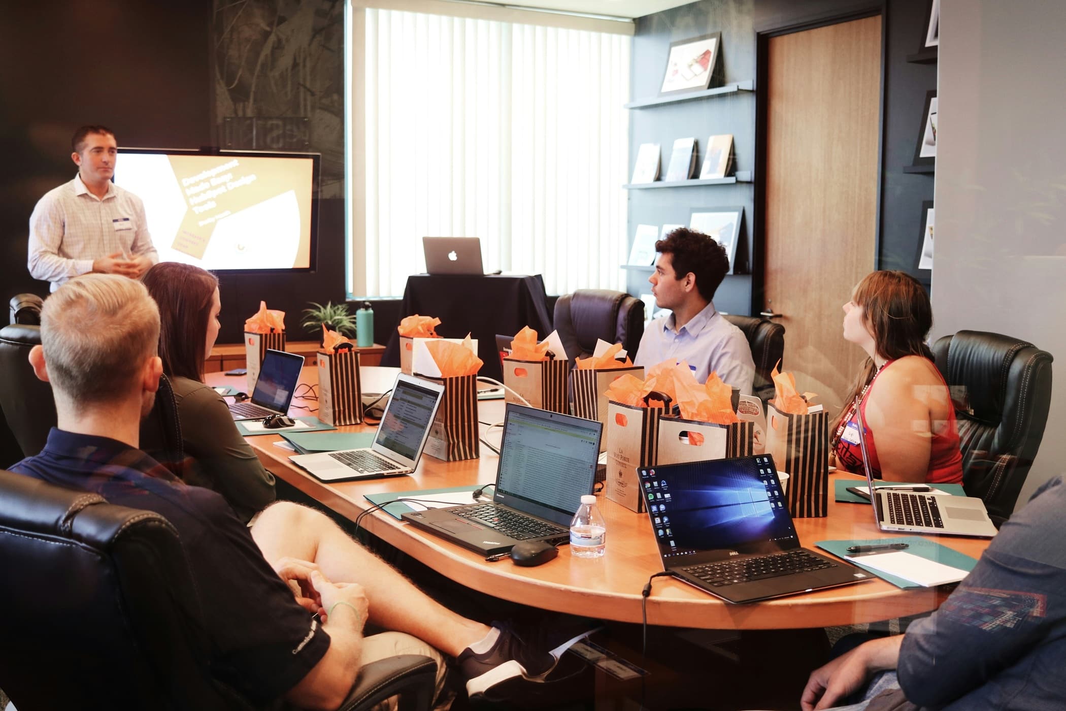 Equipe XO Digital em estratégias de investimento